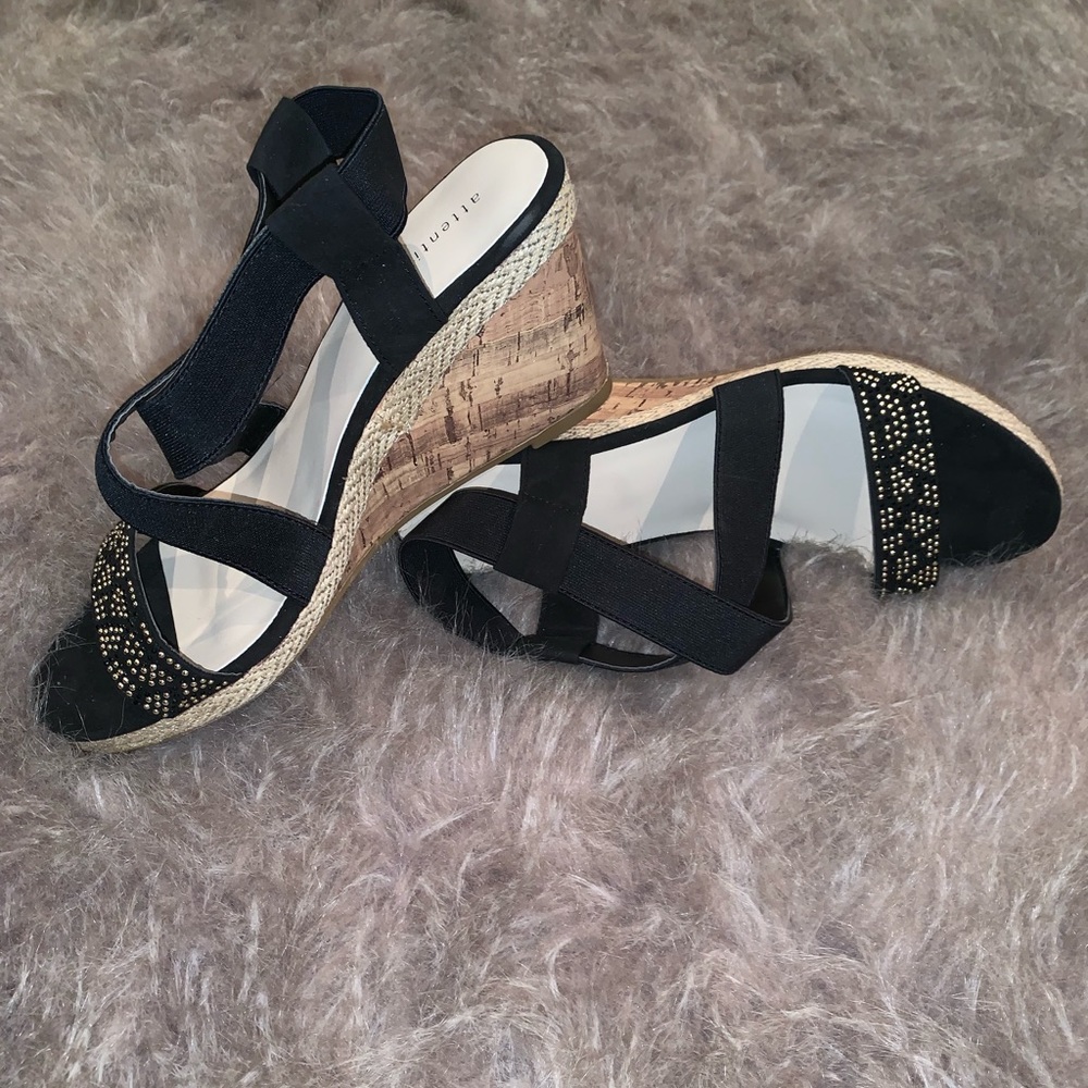 Size 9 attention wedges...new